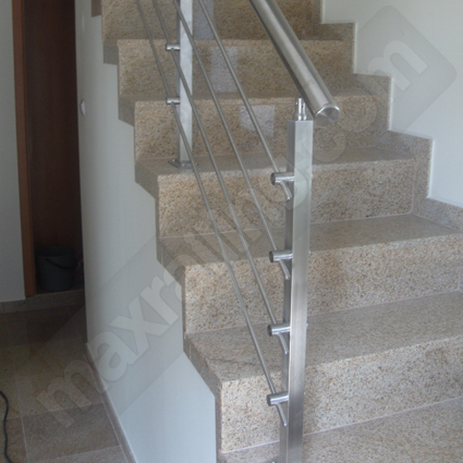 Парапет за стълби